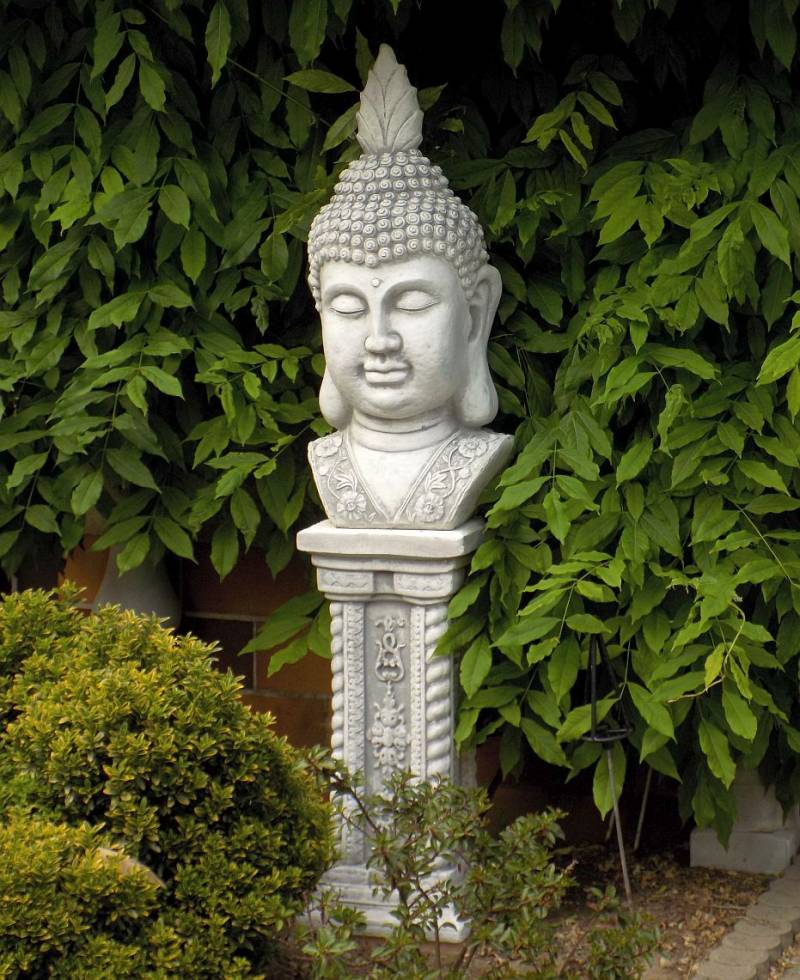 Steinfigur Buddha Kopf mich Sockel Säule