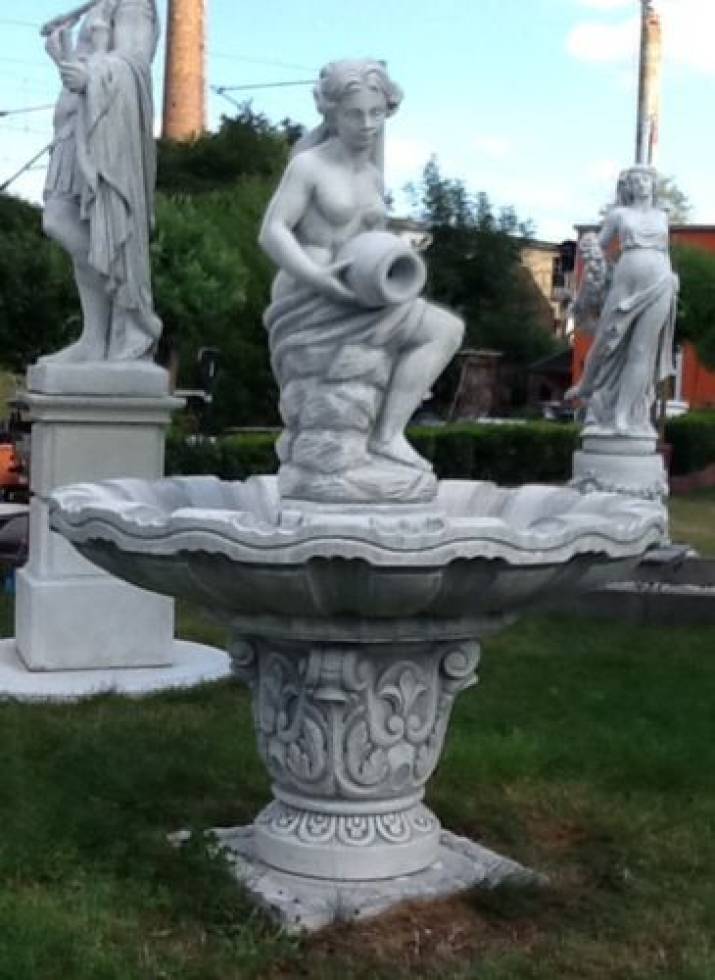 Brunnen mit Frauen Figur Wasserträgerin