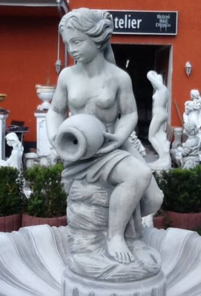 Gartenbrunnen mit Figur Wasserträgerin