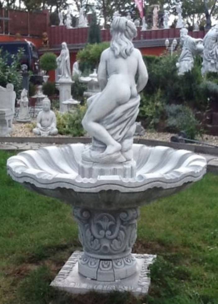 Springbrunnen mit Frauen Figur