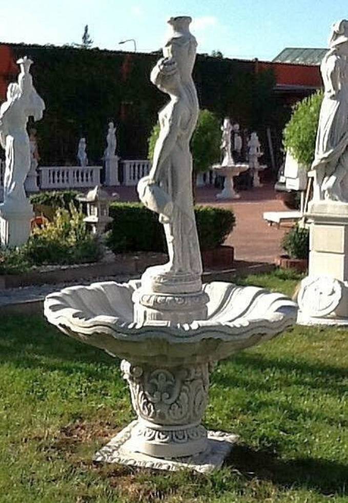 Gartenbrunne mit Figur