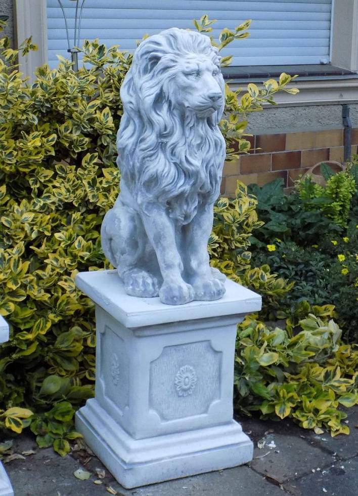 Löwenfigur gerade aus Blick mit Sockel als Gartendekoration