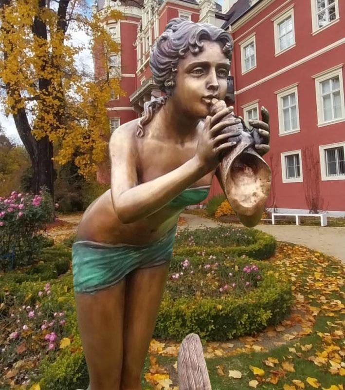 Bronzefigur Muschelbläserin auf Vogel als eleganter Wasserspeier im Garten