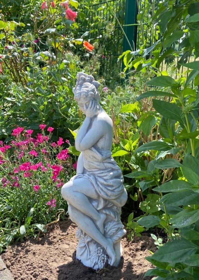 Gartenfigur Frau auf Stein
