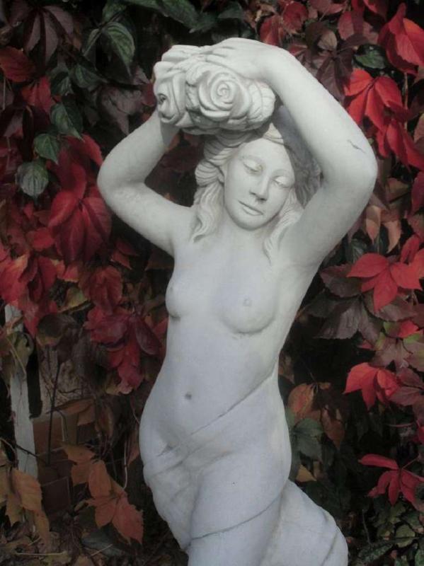 Gartenfigur Frau mit Blumenbukett im Haar Frauenskulptur Beton 130cm