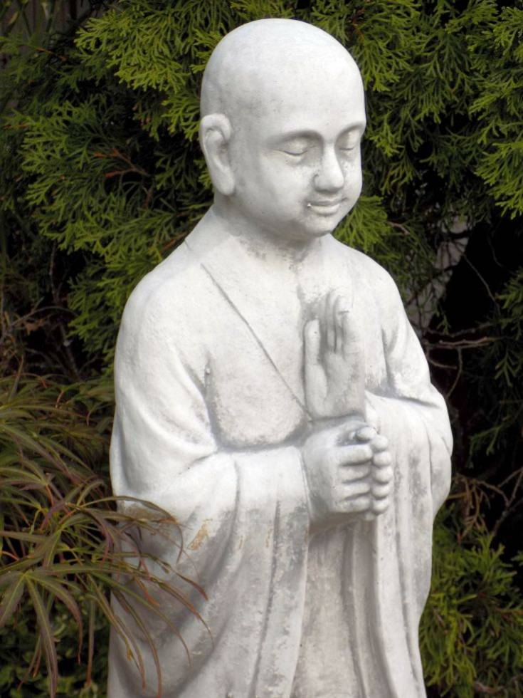 stehende buddha junge figur beim gebet