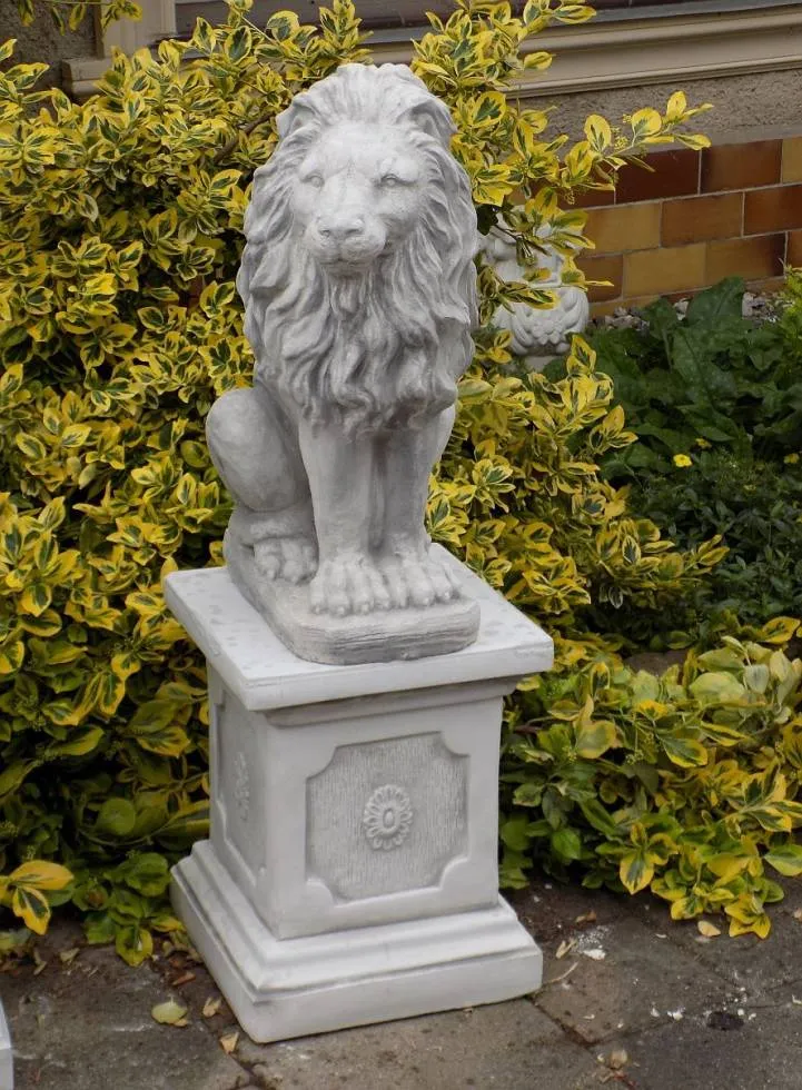 Löwenfigur mit Sockel als Gartendekoration