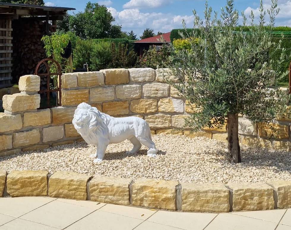 weiße Löwen Figur als Gartenfigur