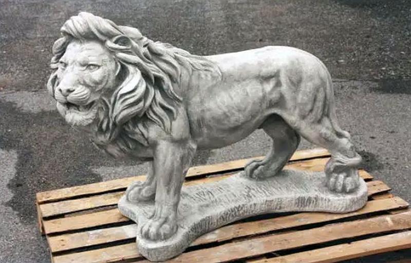 Stehende Löwenfigur
