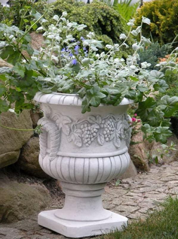 Blumengefäß mit Weintrauben