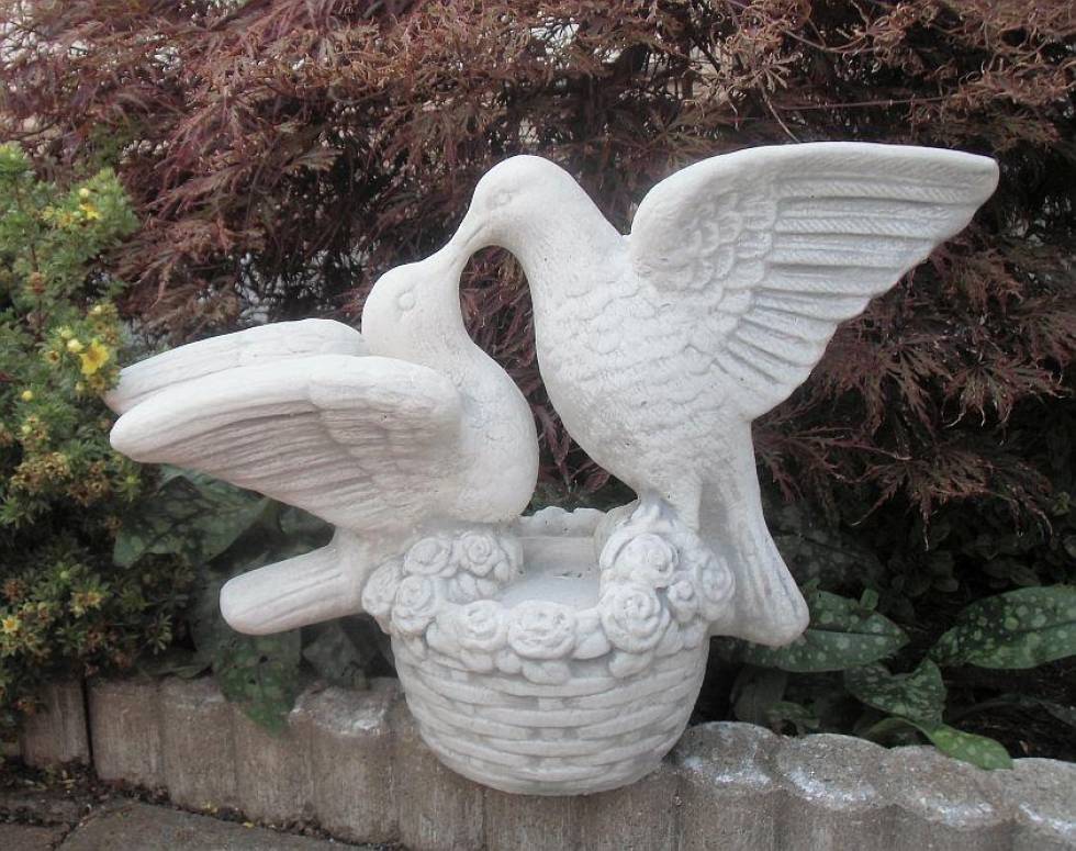 Gartenbrunnen mit Taubenfigur