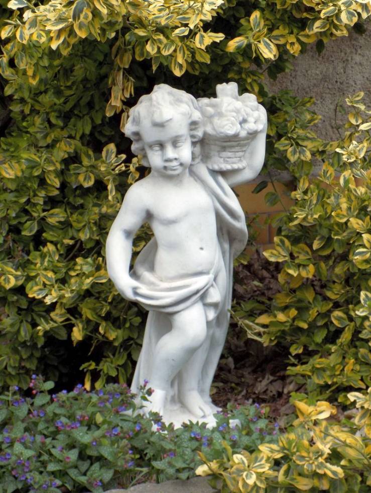 Garten Steinfigur Junge mit Blumenkorb