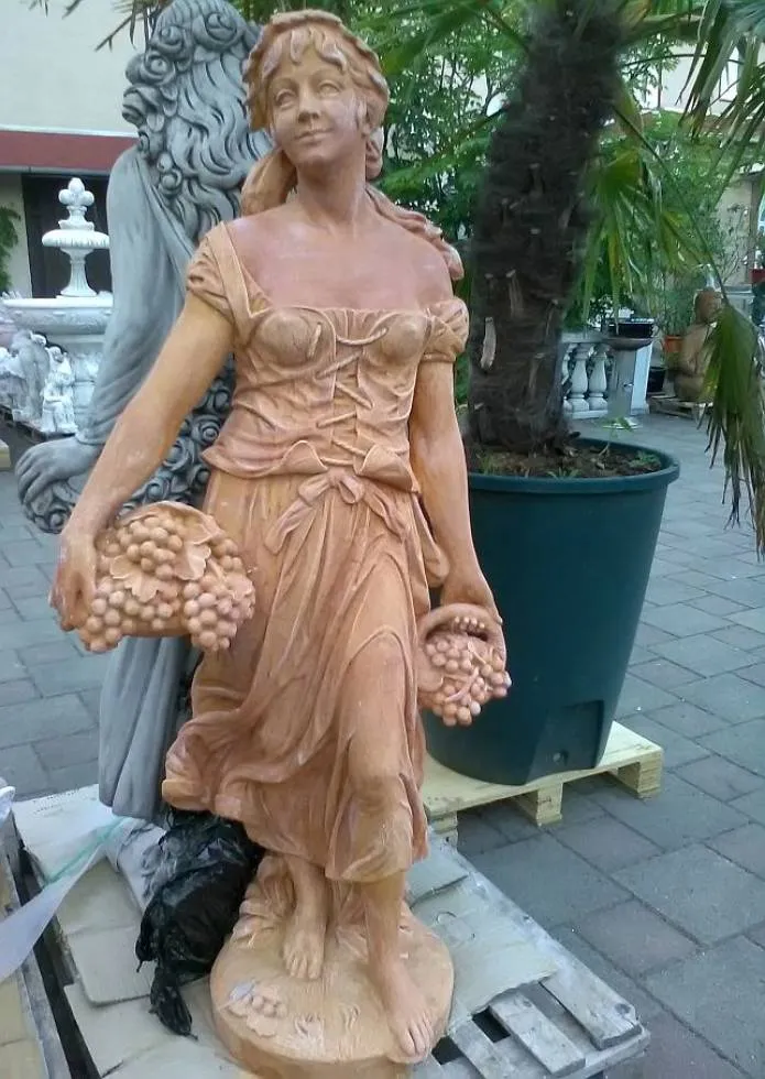 Skulptur Frau bei der Weinlese