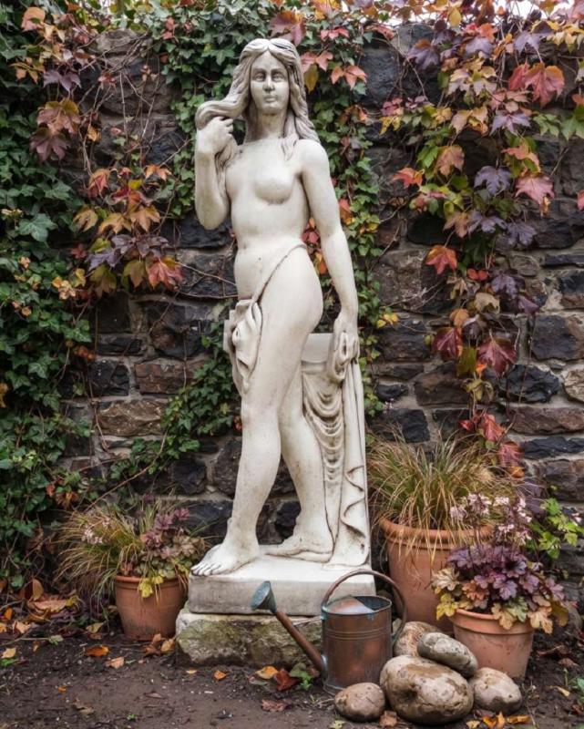 Exotische Gartenfigur Mata Hari Nackttänzerin
