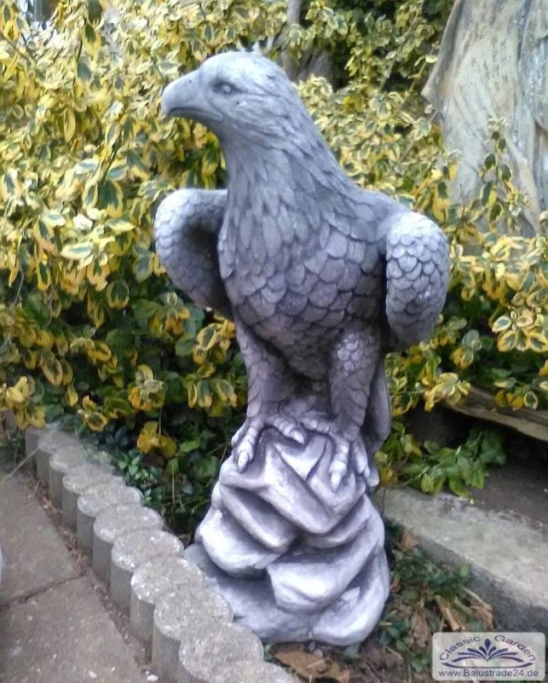 Gartendeko Adlerfigur auf Steinhaufen