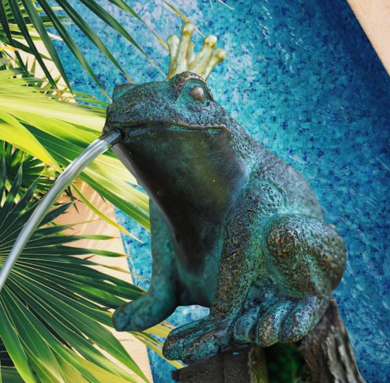 Bronzefigur Froschkönig mit Krone | kleine Gartenteich Wasserspeier Figur
