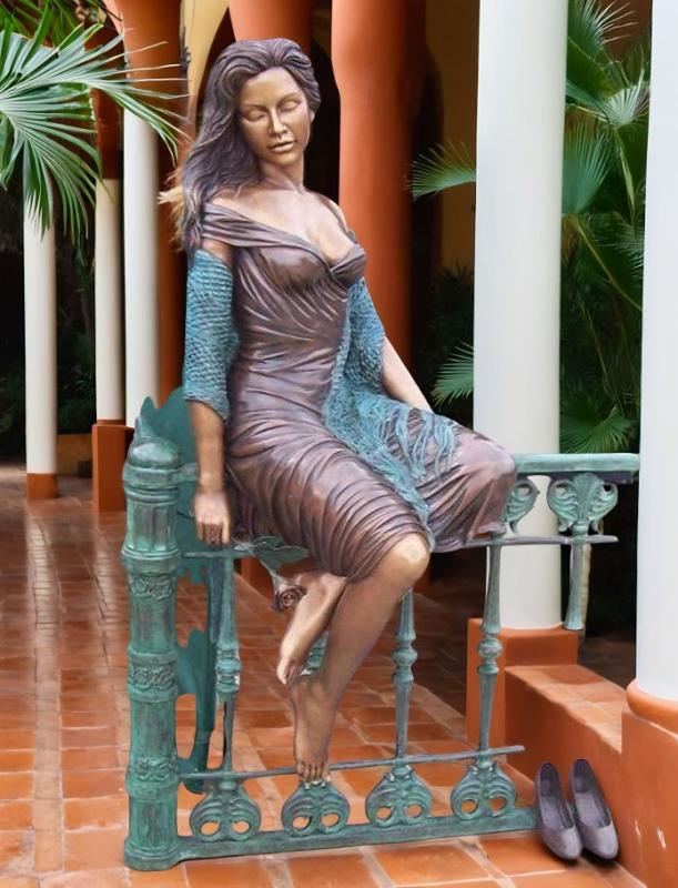 Bronze Figur Frau auf Zaun