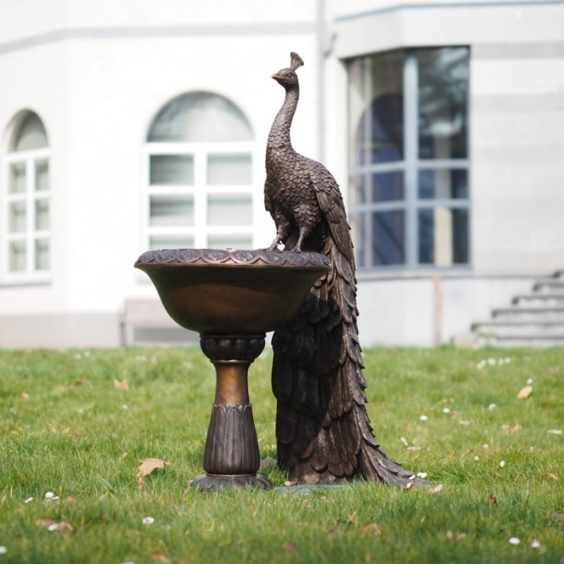 Große Pfau Figur mit Brunnen
