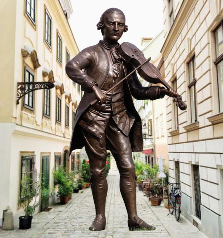 Detailreiche Bronzefigur des Komponisten Mozart mit Geige