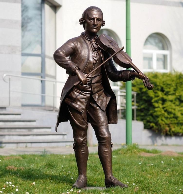 Komponist Mozart mit Geige