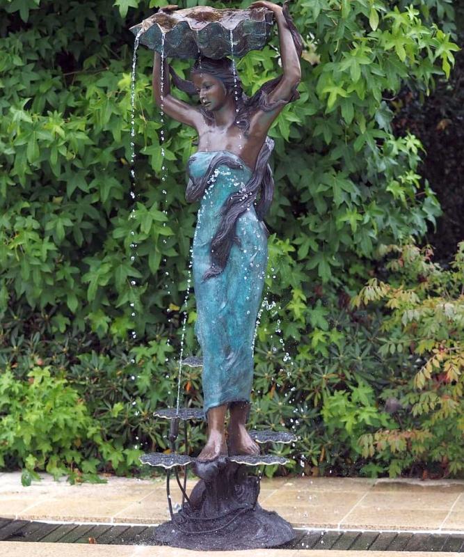Bronze Figur Frau mit Muschel
