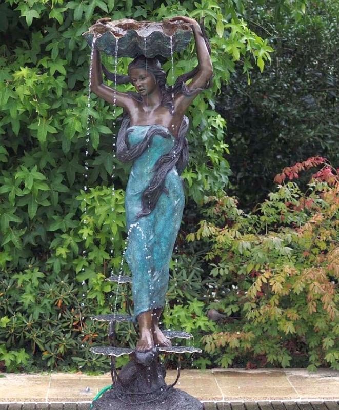 Bronzefigur Frau Muschelträgerin