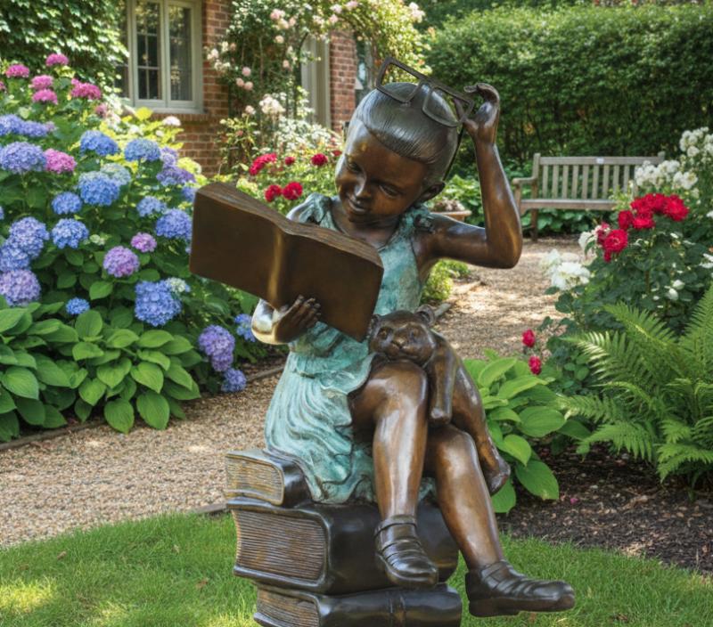 Bronze Gartenfigur Mädchen auf Bücher Stapel
