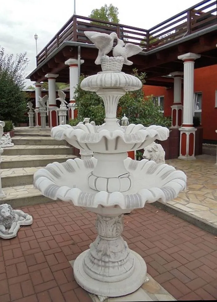 Springbrunnen mit Tauben Figur