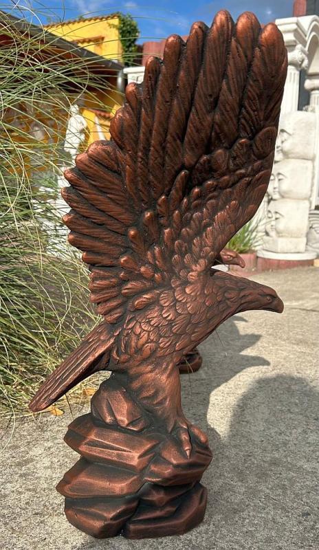 Massive Adler Steinfigur in Kupferoptik Seeadler Steinadler für Garten und Terrasse