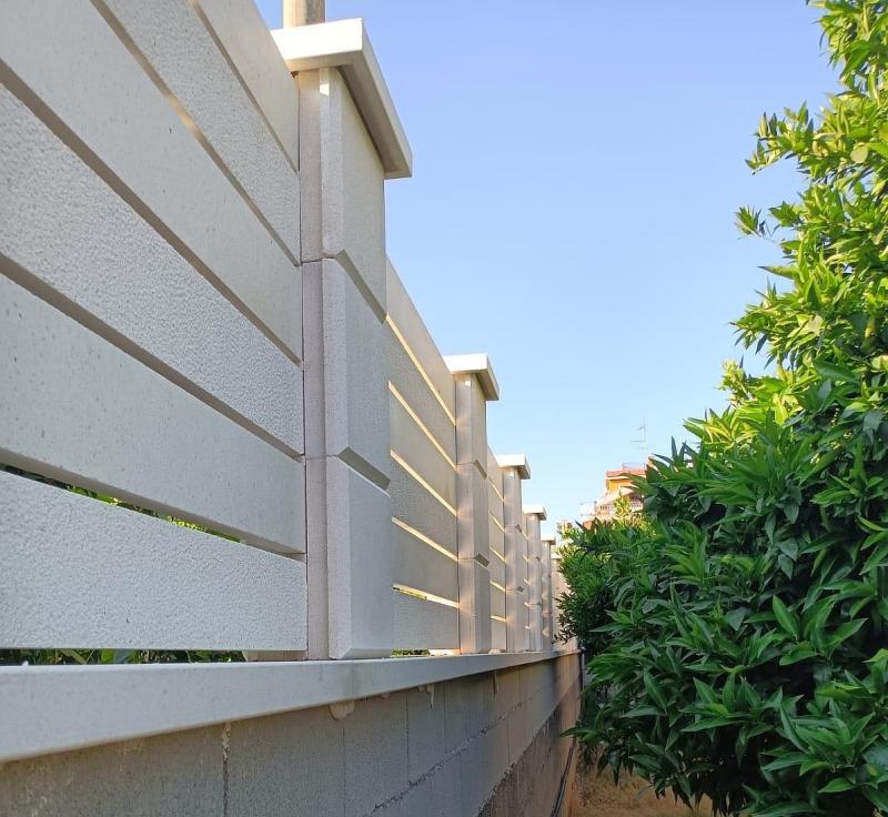 Betonzaun mit glatten / raugen Beton Lamellen