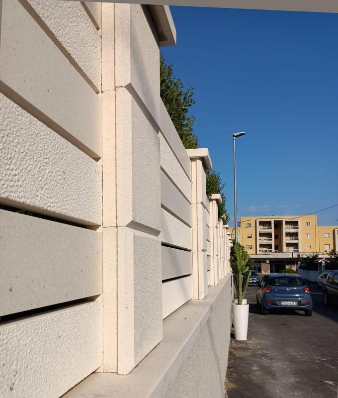 Gartenzaun als massiver Betonzaun ohne streichen