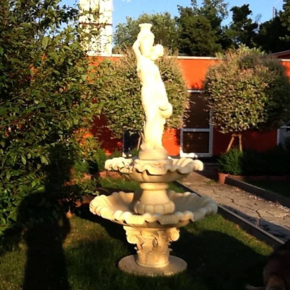 Gartenbrunne mit großer Skulptur Figur