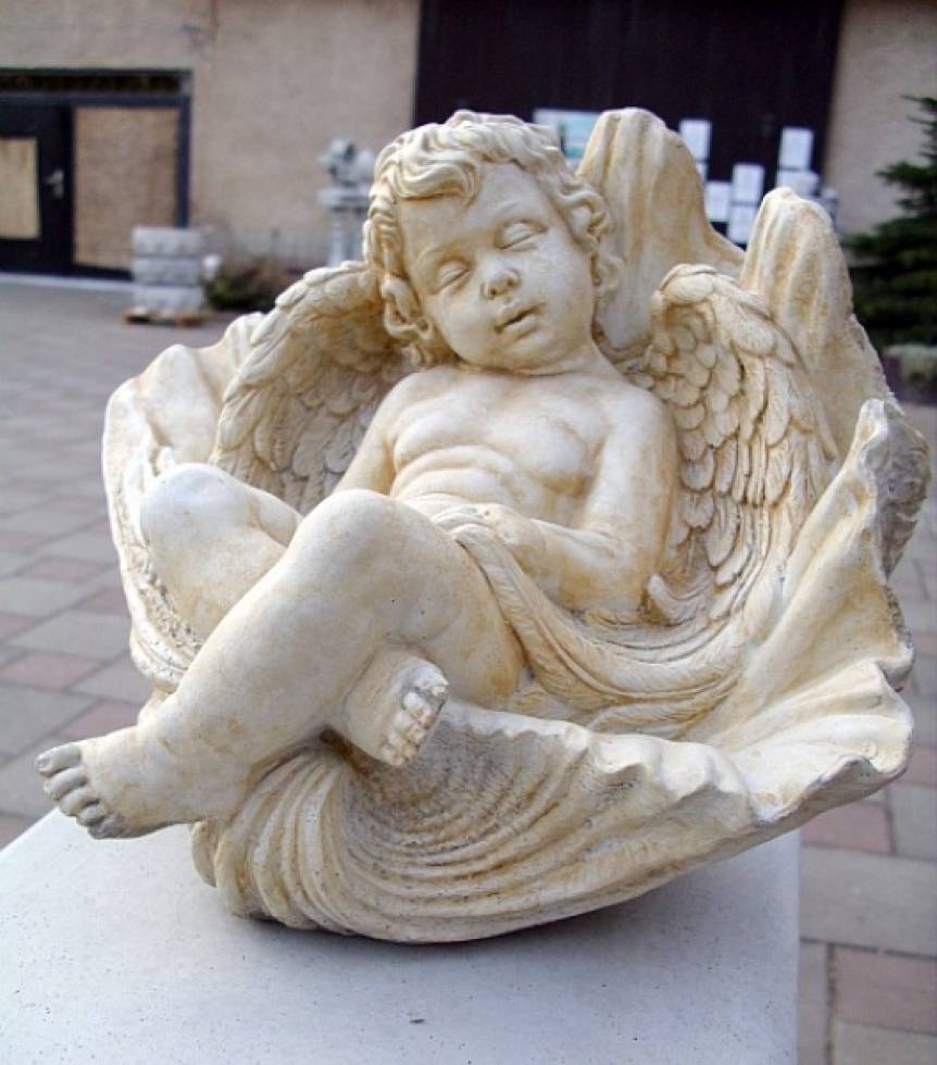 Gartenfigur Engel in Muschelschale