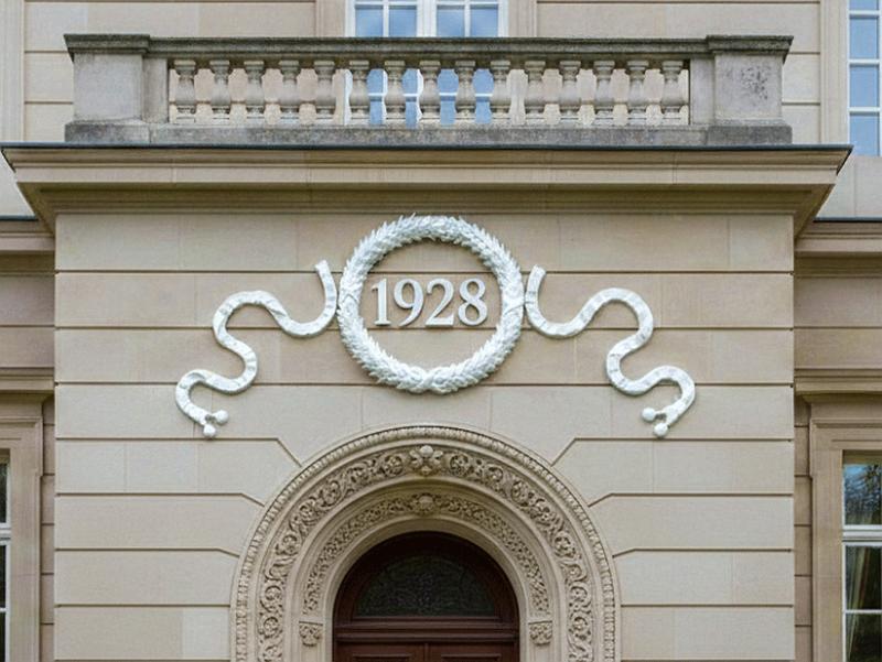 Haus Fassaden Schmuck Zier Kranz mit Schleifen Ranke Zierlelement