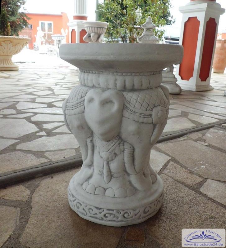 Sockel mit Elefanten