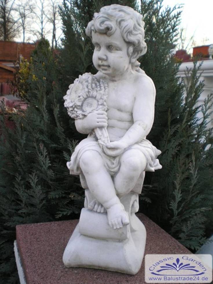 Eneglskulptur mit Blumen