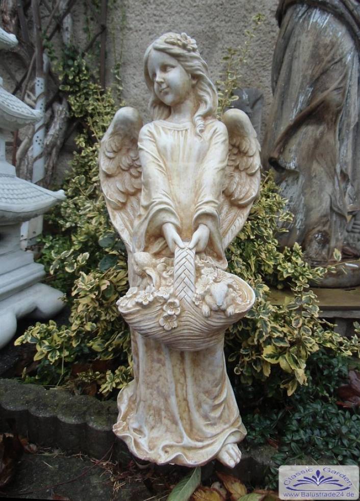 Engel mit Blumenkorb