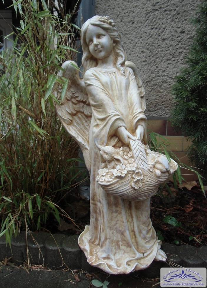 Engelfigur mit Blumenkorb