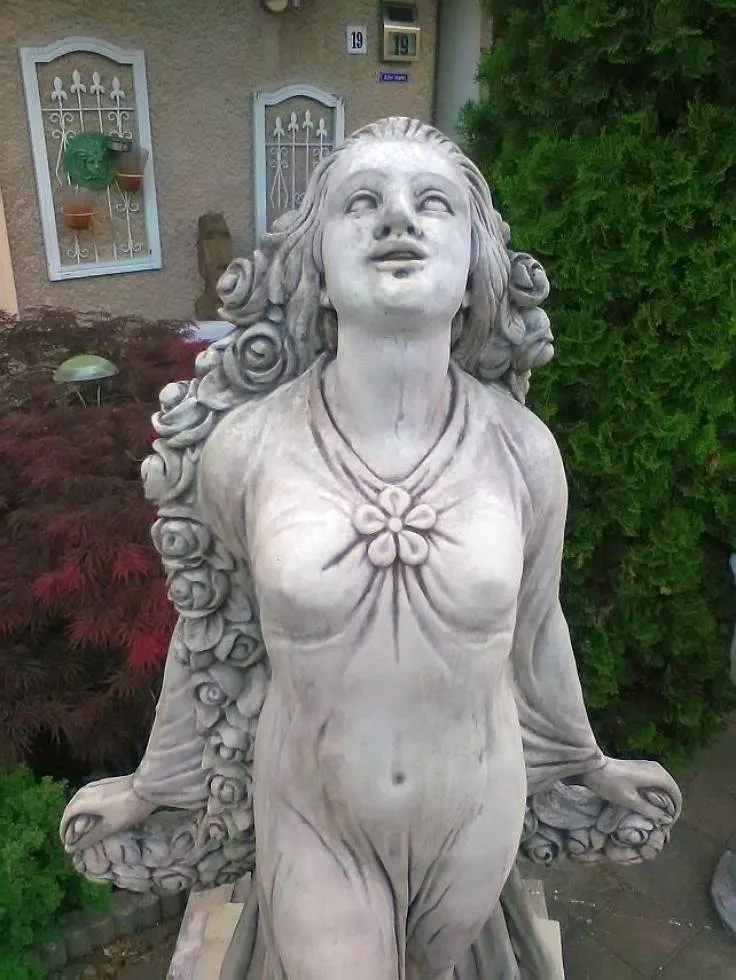 Gartenfigur schöne Frau im Sommerkleid