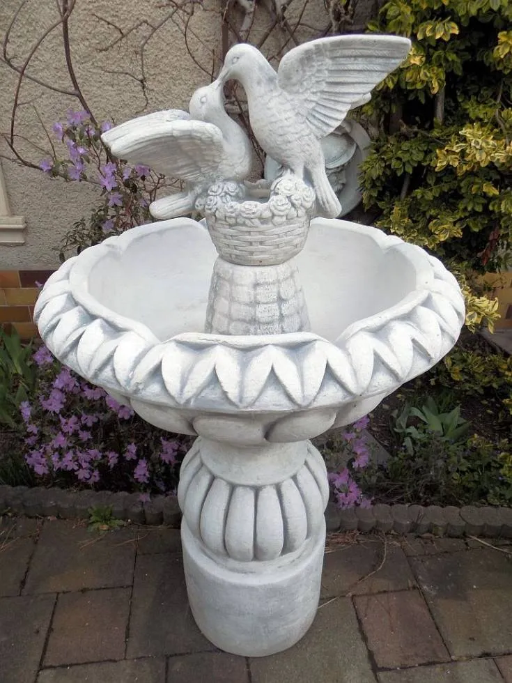 Gartenbrunnen mit Tauben