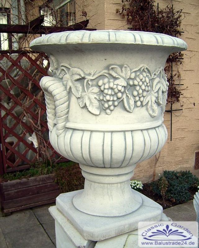 Henkelvase mit Wein Dekoration