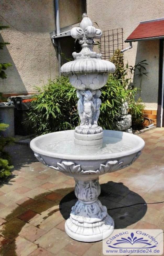 Gartenbrunnen mit Engelfigur