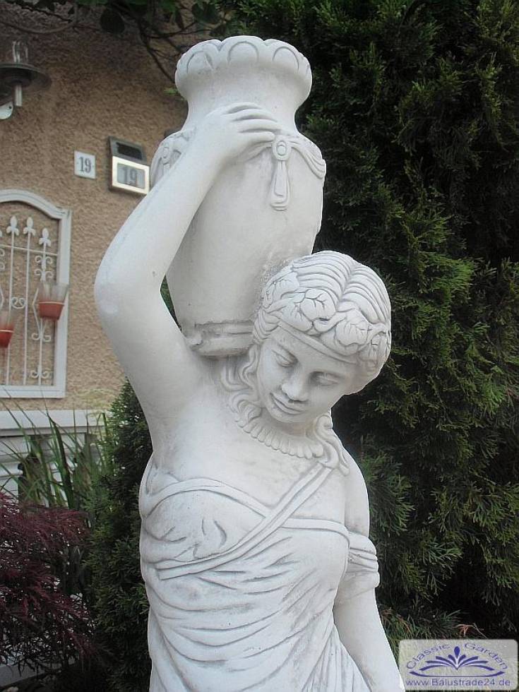 Brunnen mit Frauen Figur
