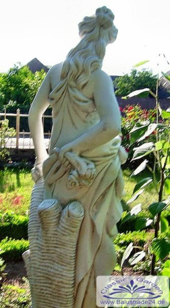 Gartenfigur Frau im Park