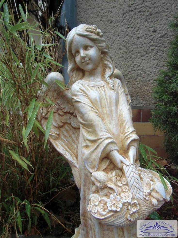 Gartenfigur Engel mit Blumenkorb in der Hand