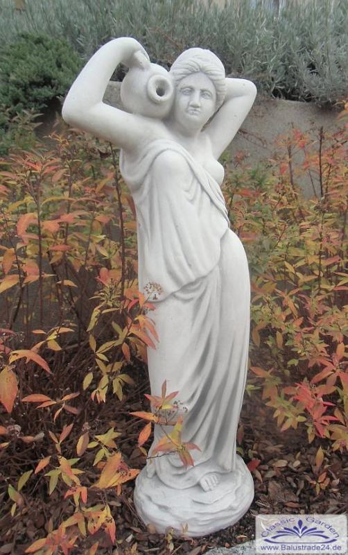 Skulptur einer Frau mit krug