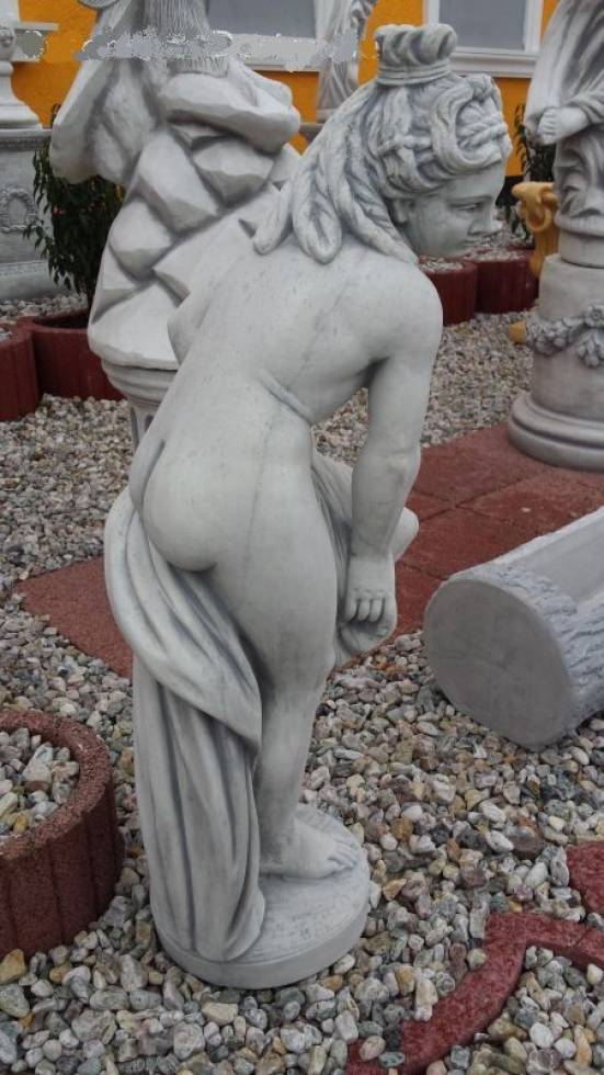 skulptur badende jungfrau