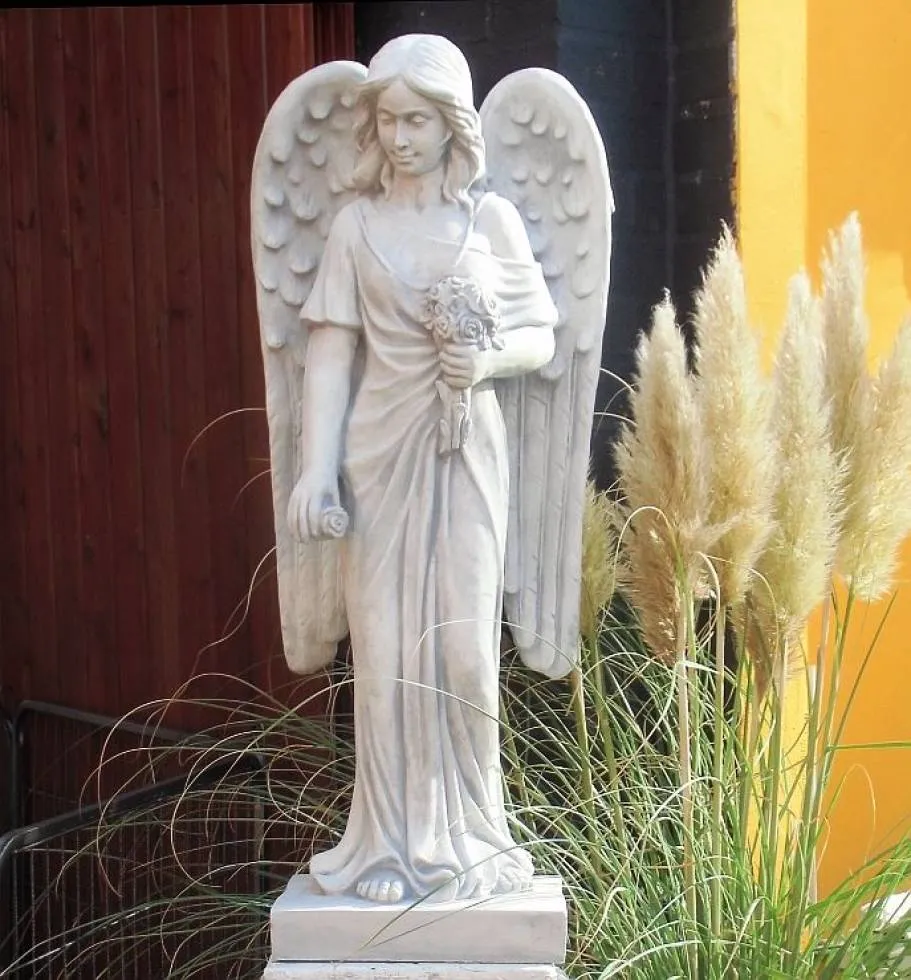 moderne Engel Skulptur mit Blumen