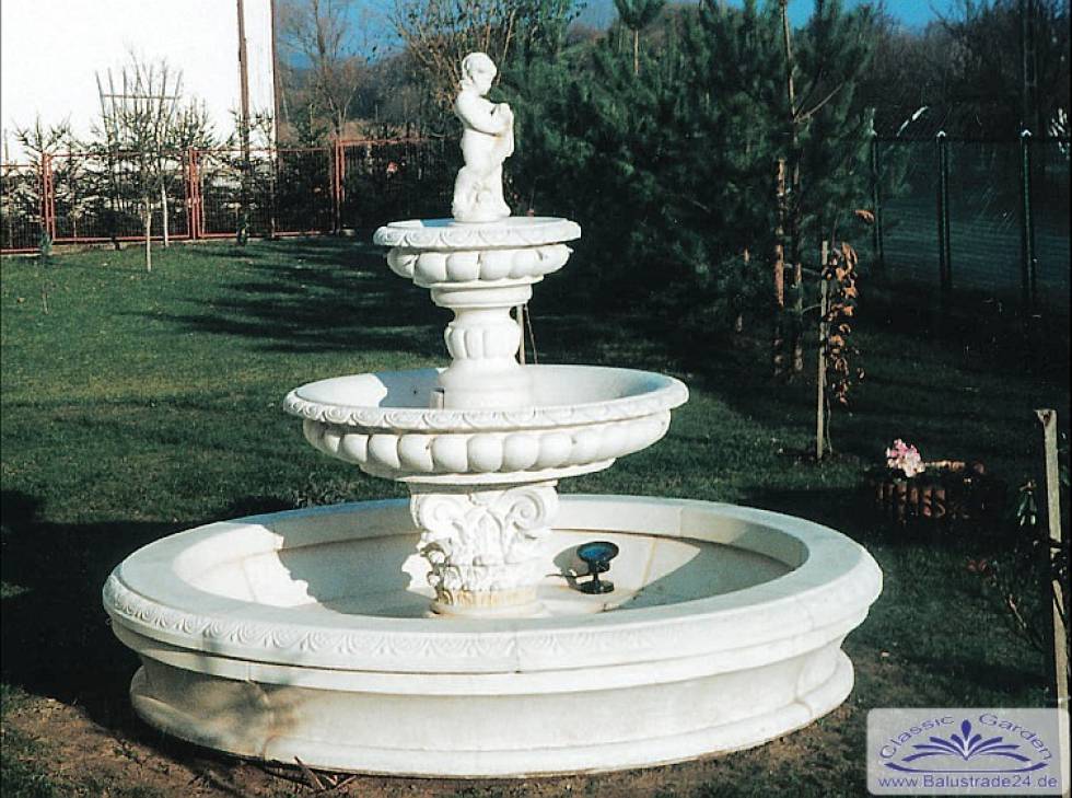gartenbrunnen mit wasserbecken und brunnenfigur