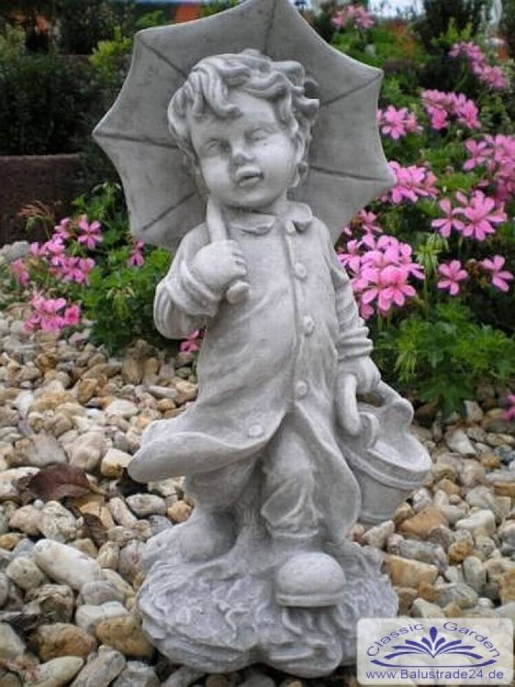 Kleine Gartendeko Figur Junge mit Schirm